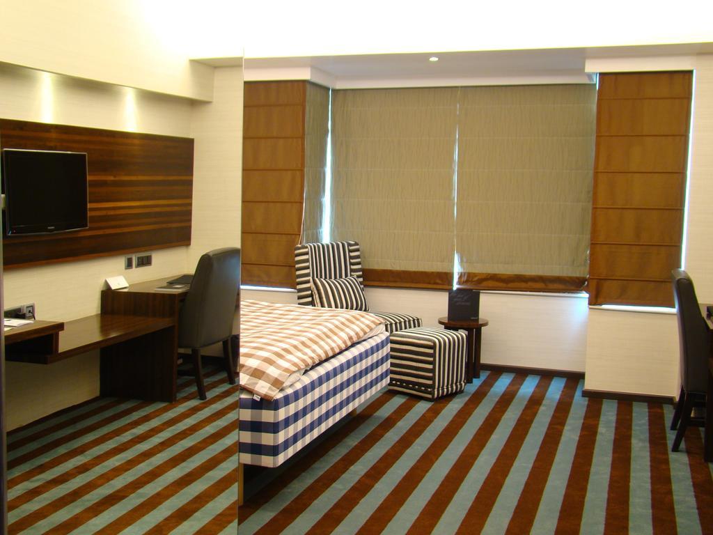 The Madison Hotel New Delhi Bagian luar foto