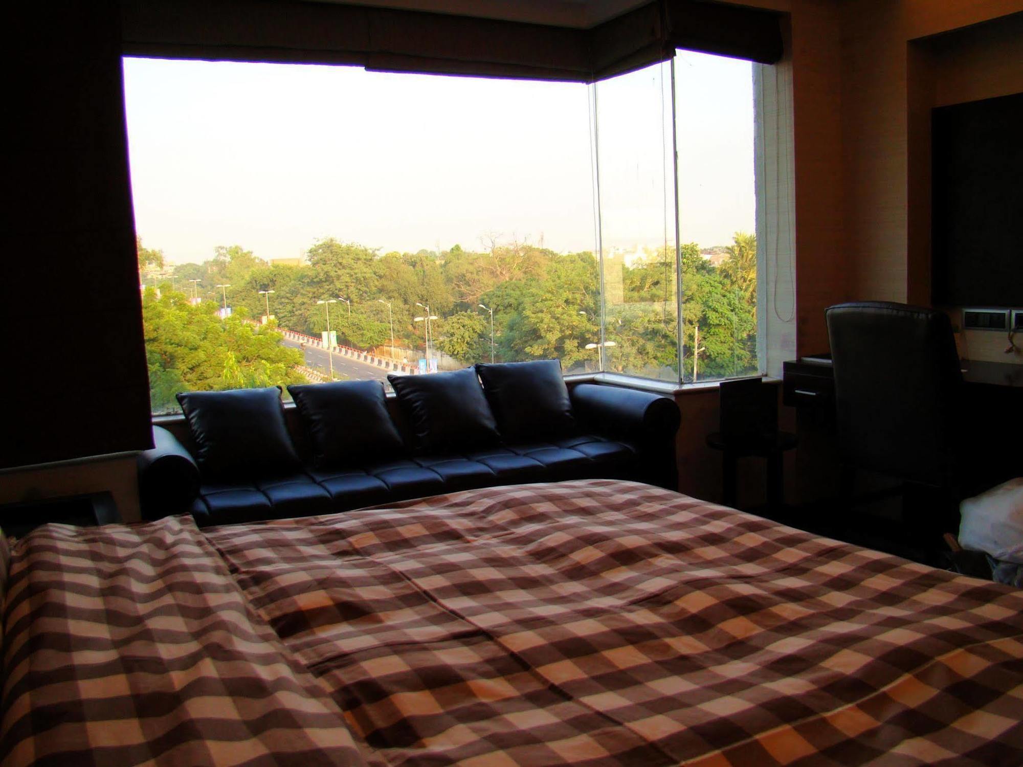 The Madison Hotel New Delhi Bagian luar foto